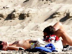 Beach voyeur spies on sexy babe getting her pussy licked