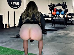 Shemale in miniskirt flashes in the gym